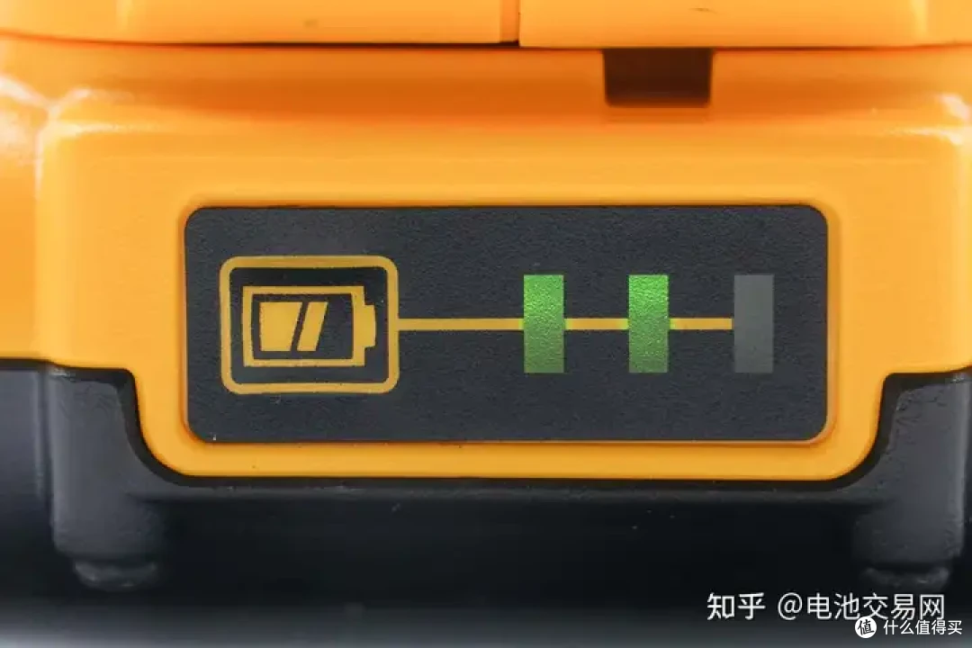 内置亿纬锂能5节高倍率电芯,DEWALT得伟电动工具充电套装拆解