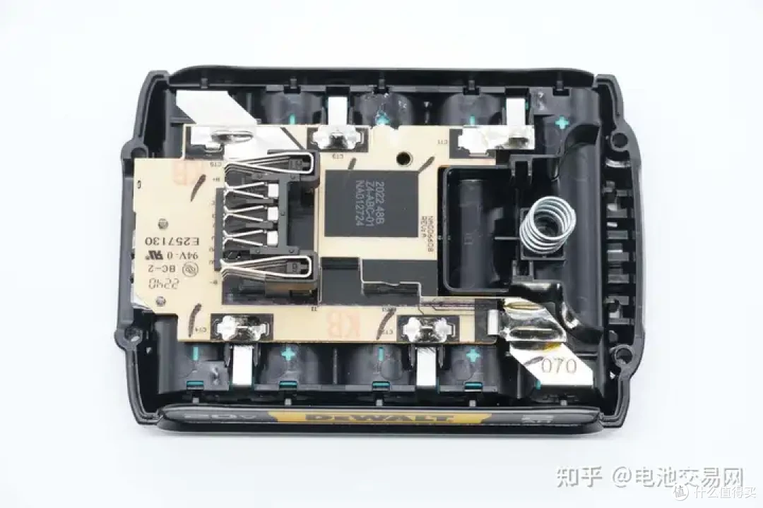 内置亿纬锂能5节高倍率电芯,DEWALT得伟电动工具充电套装拆解