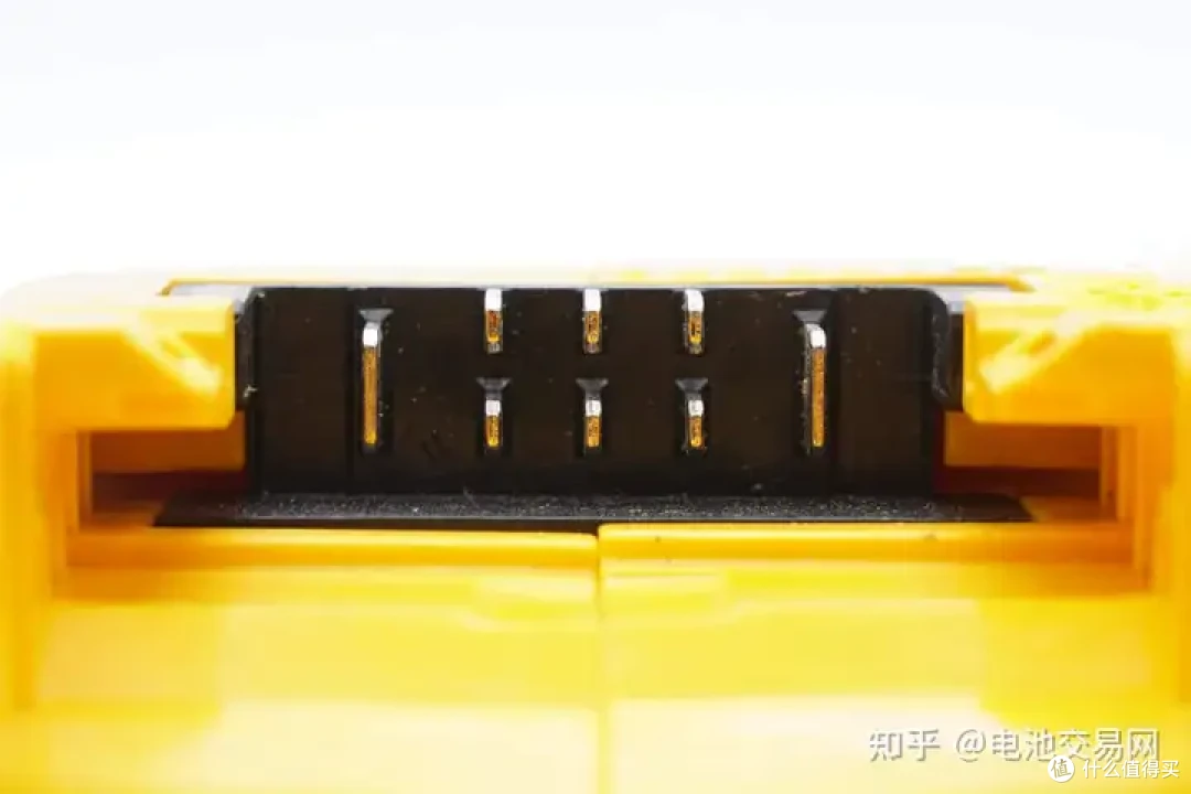 内置亿纬锂能5节高倍率电芯,DEWALT得伟电动工具充电套装拆解