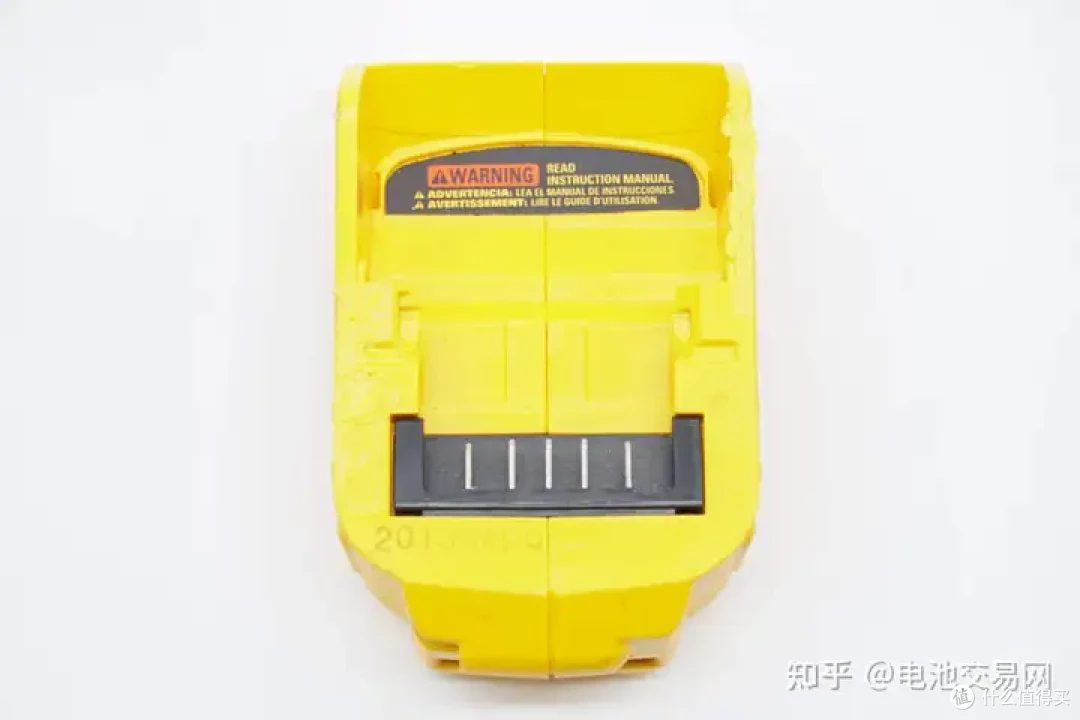 内置亿纬锂能5节高倍率电芯,DEWALT得伟电动工具充电套装拆解