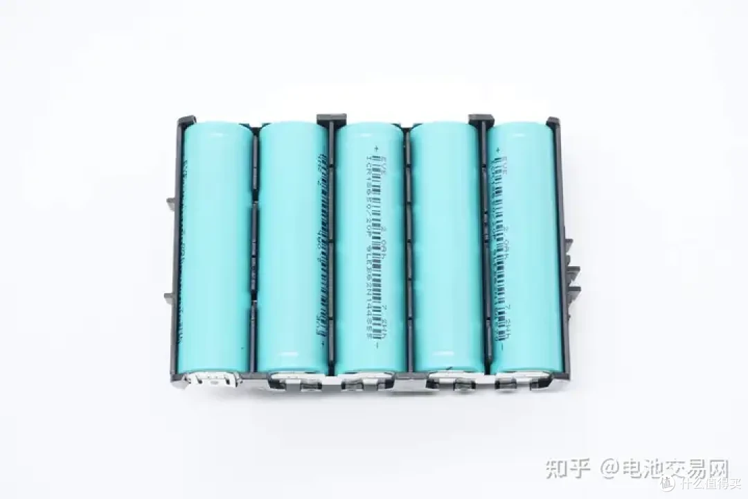 内置亿纬锂能5节高倍率电芯,DEWALT得伟电动工具充电套装拆解