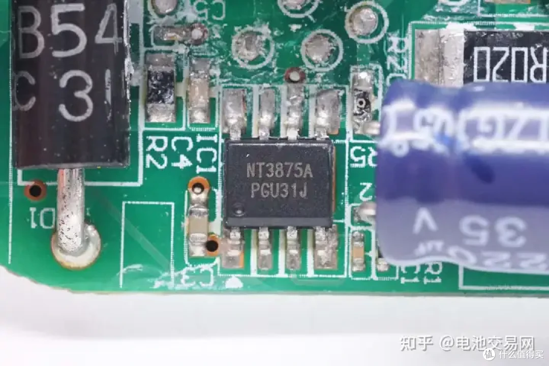 内置亿纬锂能5节高倍率电芯,DEWALT得伟电动工具充电套装拆解