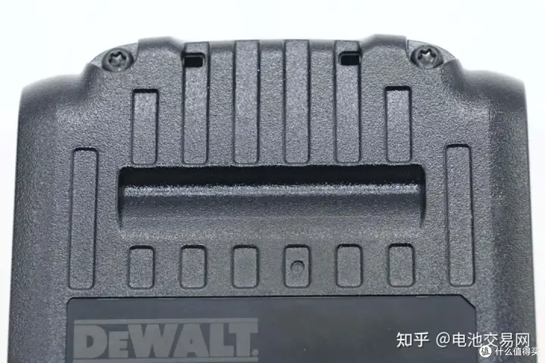 内置亿纬锂能5节高倍率电芯,DEWALT得伟电动工具充电套装拆解