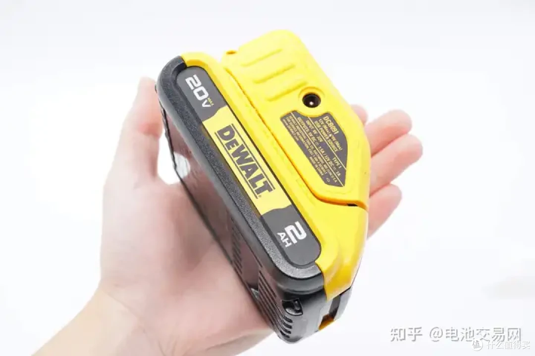 内置亿纬锂能5节高倍率电芯,DEWALT得伟电动工具充电套装拆解