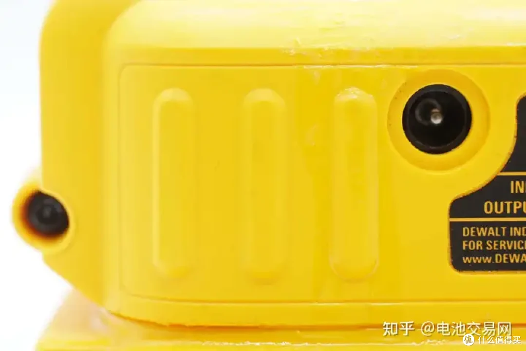 内置亿纬锂能5节高倍率电芯,DEWALT得伟电动工具充电套装拆解