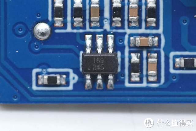 拆解报告：罗马仕Qi2磁吸无线充WMS10Q-491