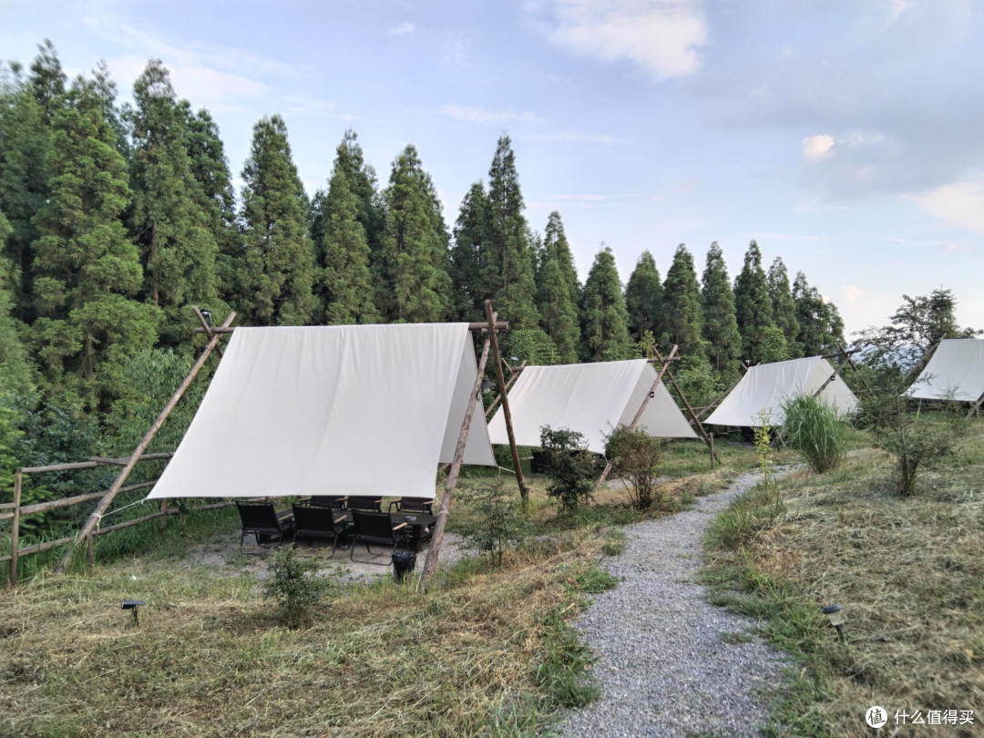 在山寻露营基地:夏日邂逅美景与美食的好地方