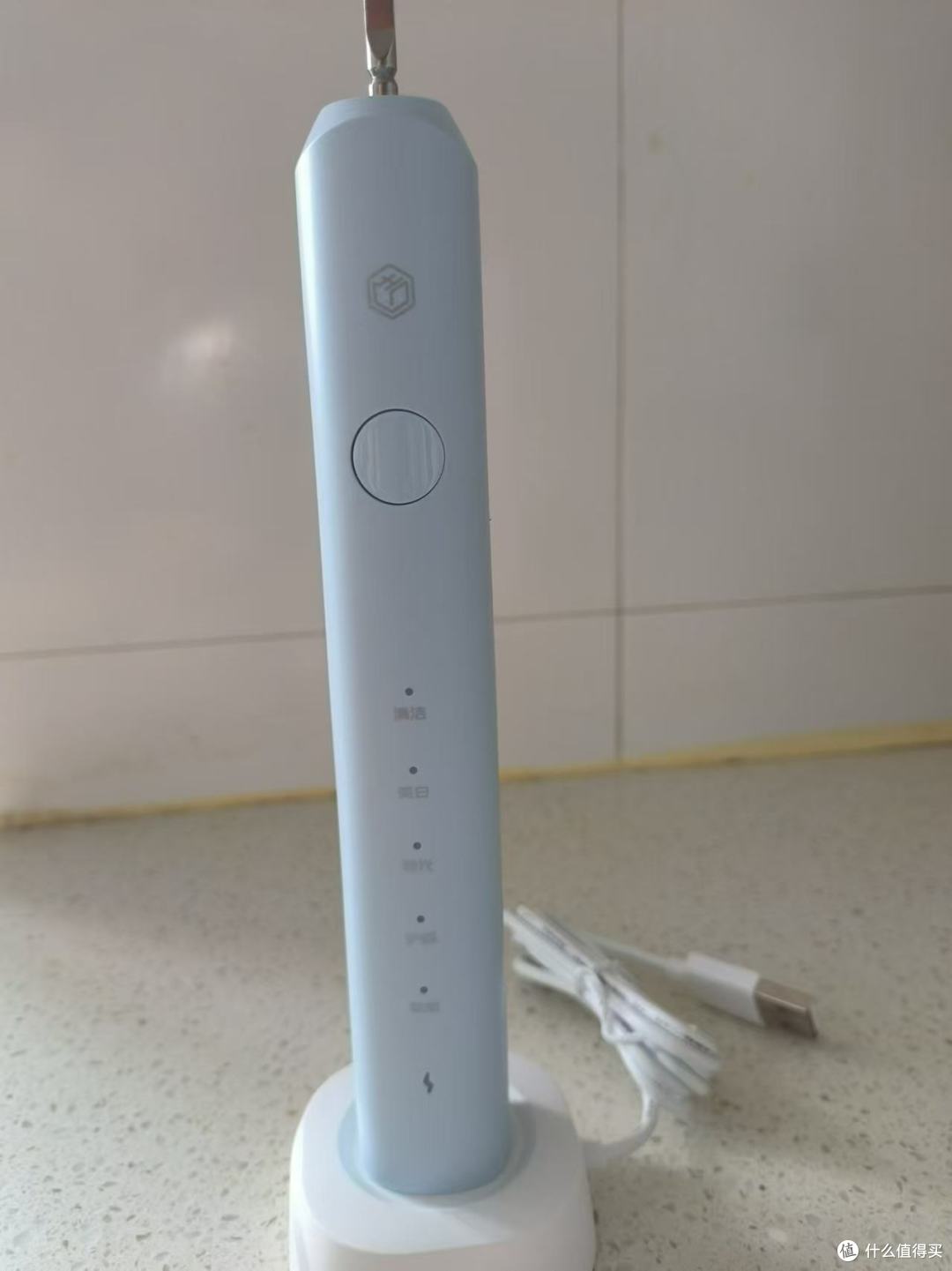 底座式充电，刷头不用平放。