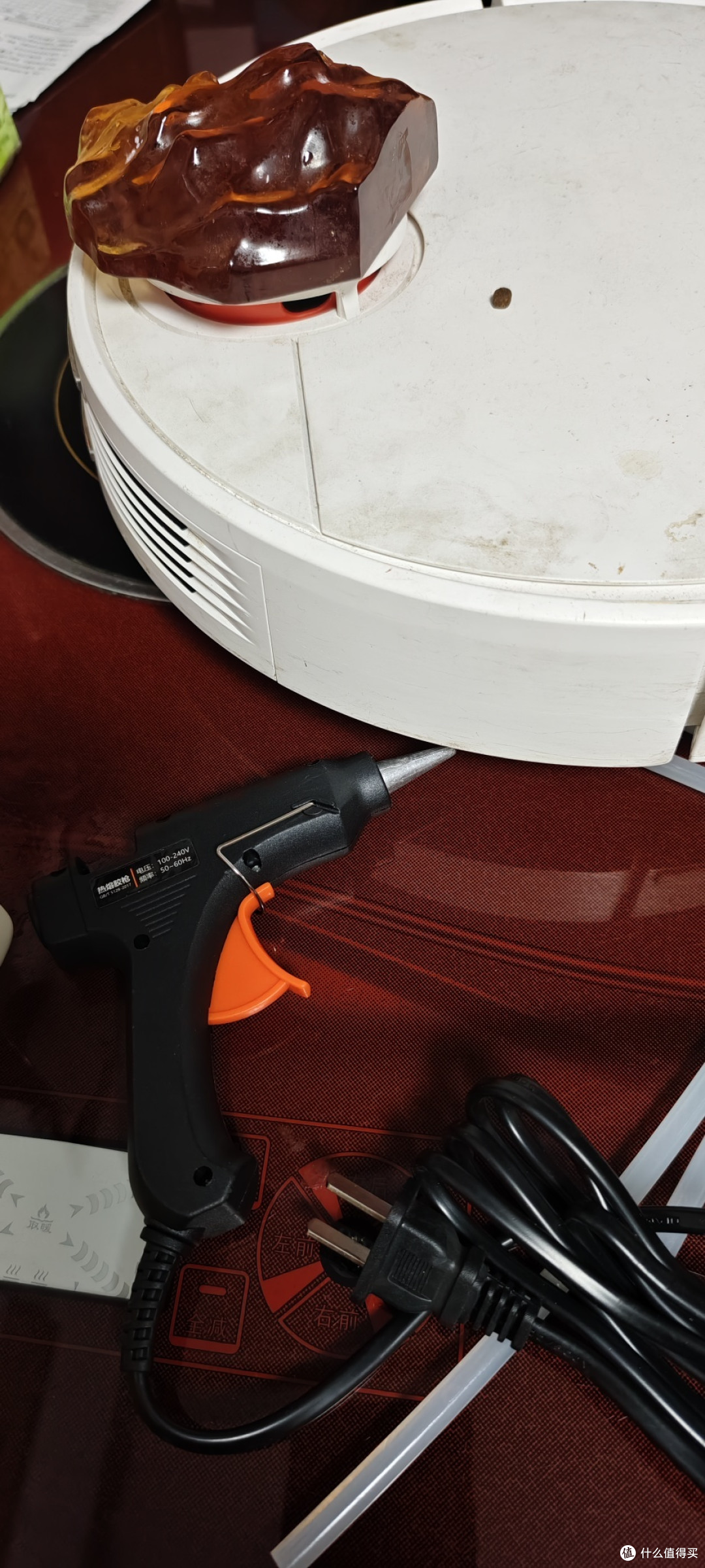 直接用速溶胶枪打胶，固定这个大玻璃