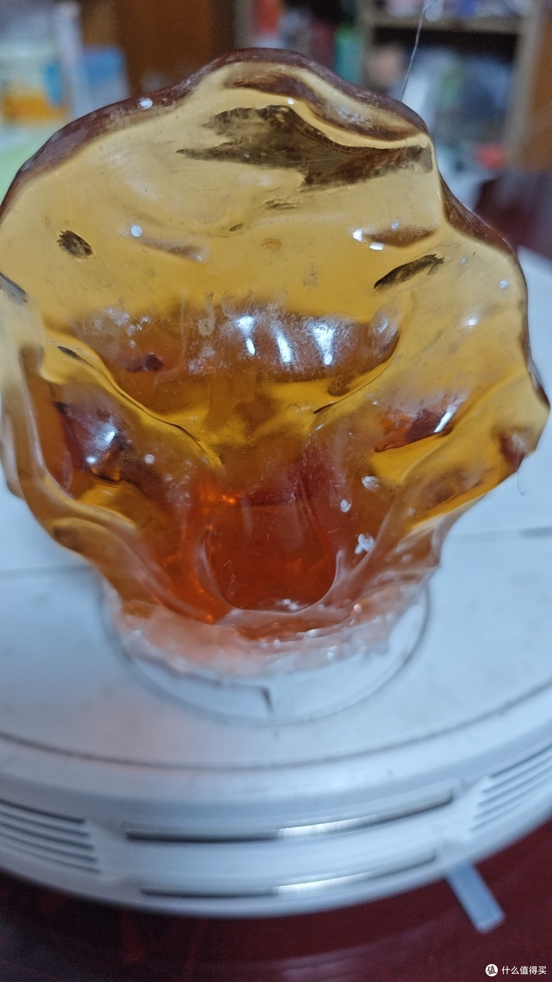 由于底下的这个盖子需要打开经常打开，所以只能把这个玻璃竖起来固定