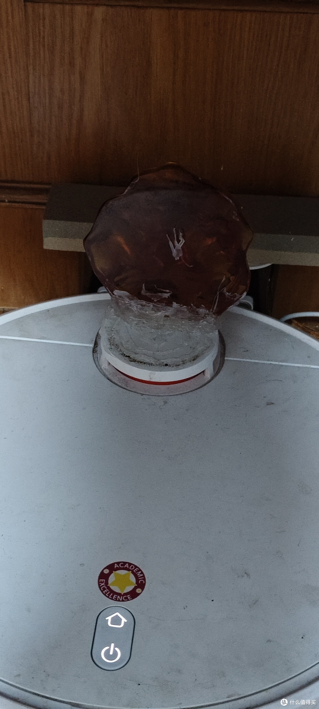 在充电的这一侧加上重物以后，完美的解决了充电的问题，接触不良的问题