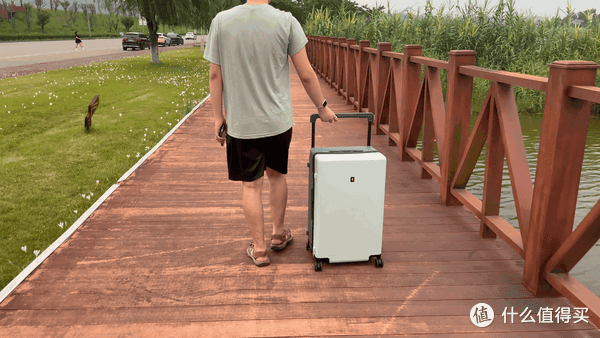 高颜值明星同款自驾游装备,地平线8号大旅行家行李箱