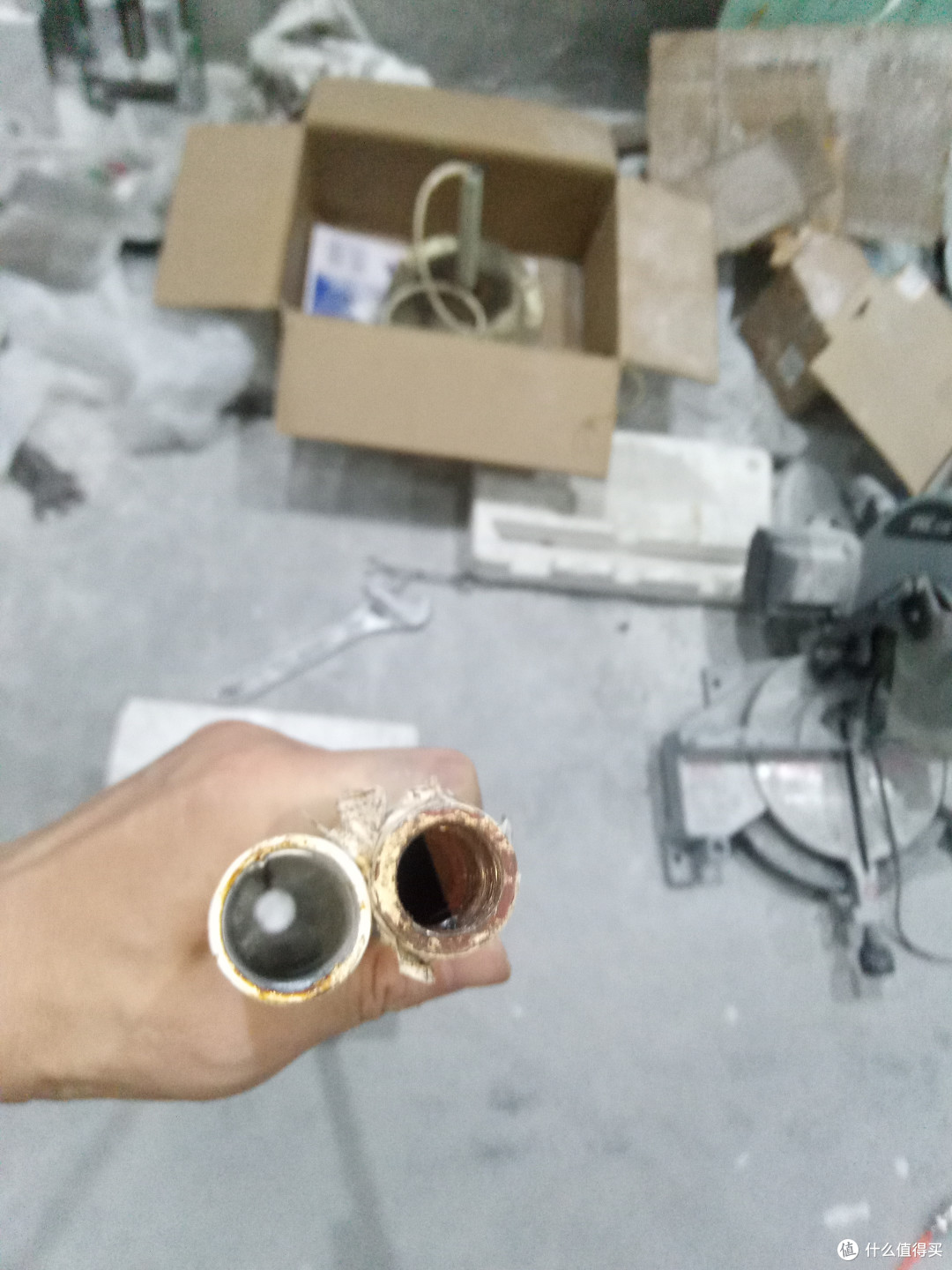 收到货后（左边），我死心了，厚度相差那么多，套上去左右晃得厉害更别说风扇运转的时候的（想象得出），而且老管子里面是有螺纹拧上去的，可以说每一丝每一牙都是抱紧机头的，所以我在里面衬一个轴套的念头也打消了