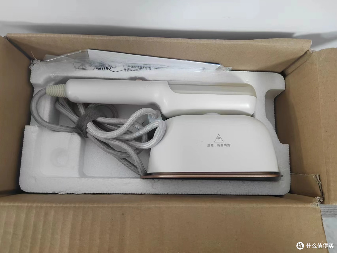 轻松搞定皱巴巴！试试美的挂烫机，每天都能穿新衣