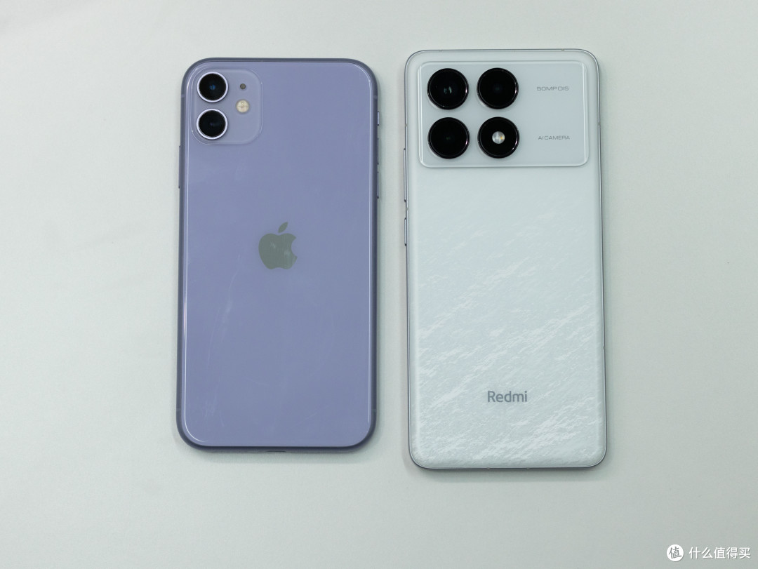左边是用了几年的二手iphone 11 右边是红米k70手机