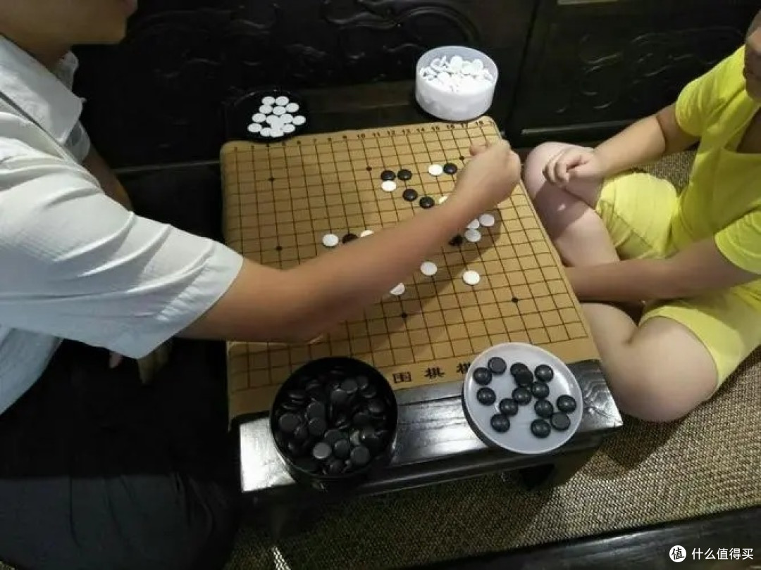 以棋会友，父子间的智慧碰撞