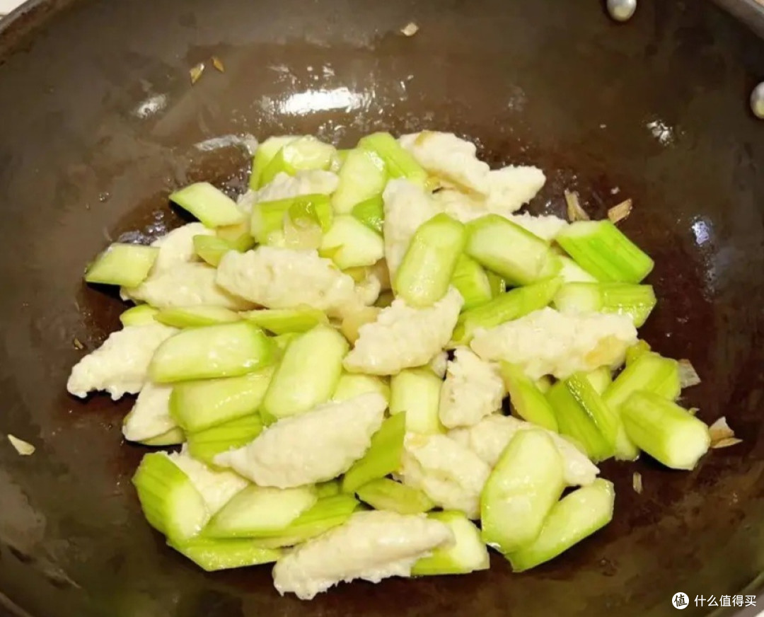 清爽丝瓜滑肉汤，清凉解暑，肉片嫩滑汤更鲜