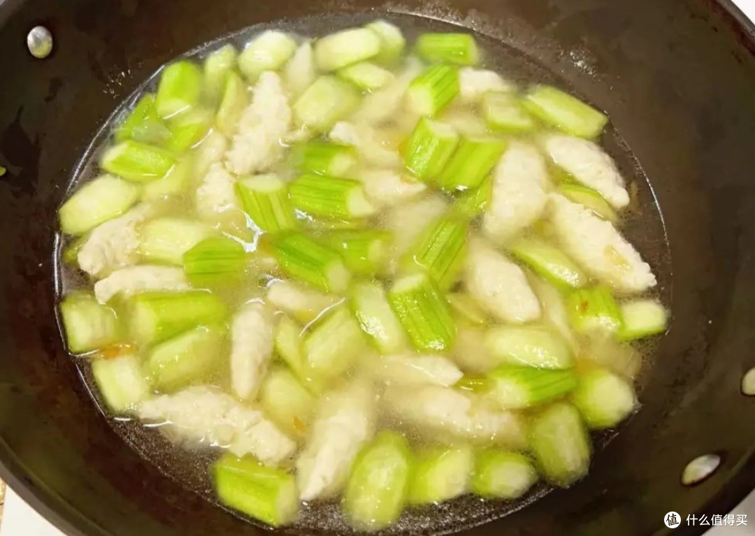 清爽丝瓜滑肉汤，清凉解暑，肉片嫩滑汤更鲜