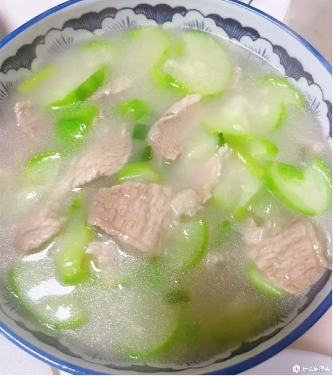 清爽丝瓜滑肉汤，清凉解暑，肉片嫩滑汤更鲜
