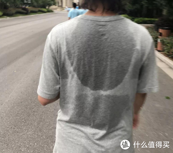 奥运战袍也粘身，夏日出汗多，衣服怎么选才舒服？