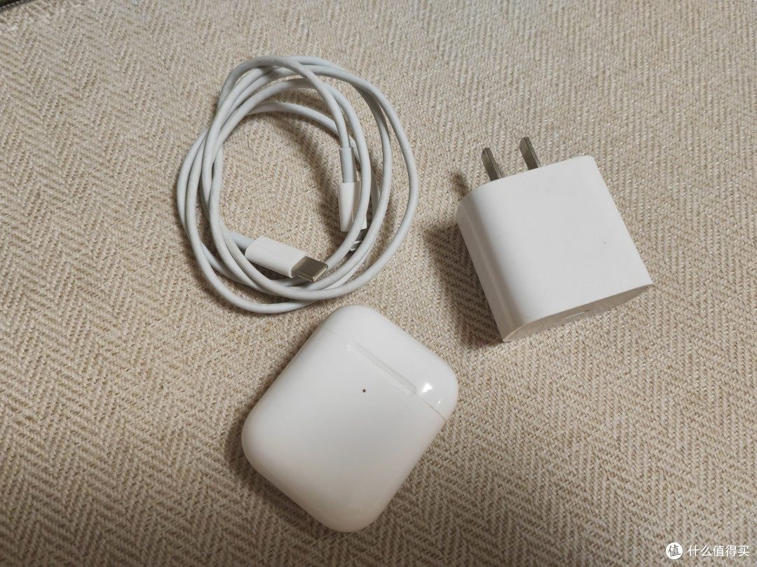 694元的Apple苹果Airpods2+16.9元的苹果充电器套装,跟着玲玲这样来选择,价格绝对超值。