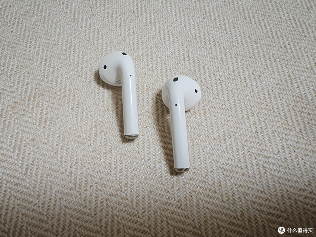 694元的Apple苹果Airpods2+16.9元的苹果充电器套装,跟着玲玲这样来选择,价格绝对超值。