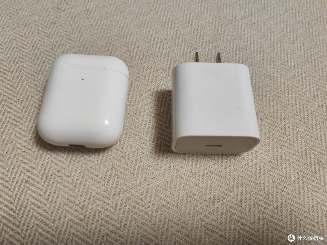 694元的Apple苹果Airpods2+16.9元的苹果充电器套装,跟着玲玲这样来选择,价格绝对超值。