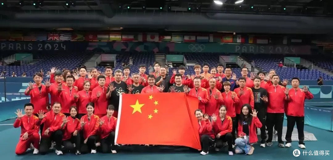 巴黎奥运会乒乓球冠军们的合影，荣耀满堂！