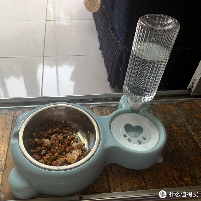 宠物生活的贴心伴侣:猫狗存水喂食器一体饭盆！