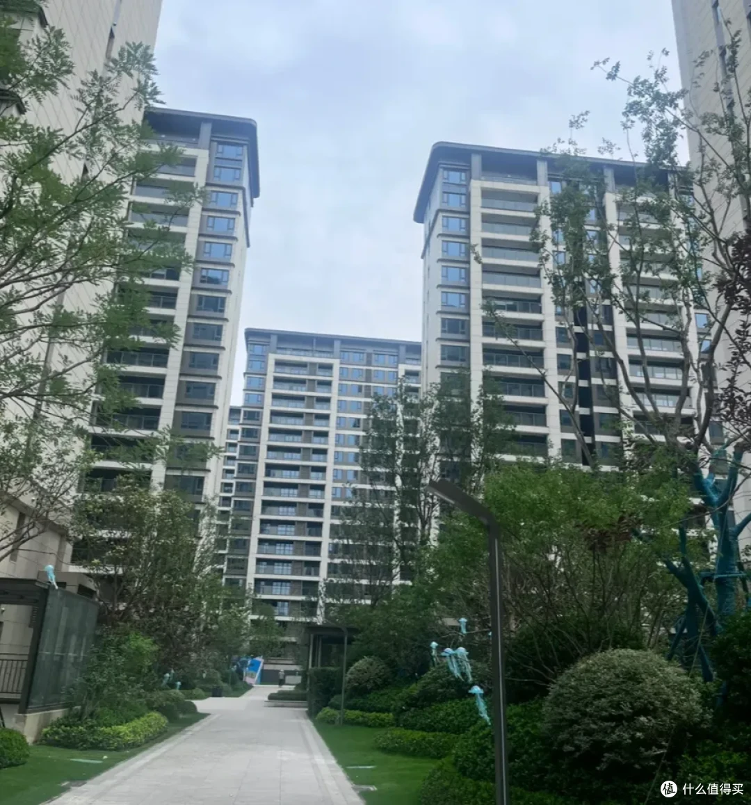 有一种痛苦叫买了“一梯两户”!不好住又卖不掉,彻底沦为不动产