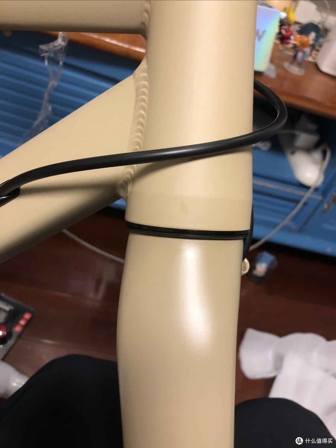 特意加的碳叉，可以看到碳叉应该使用了新工艺漆，明显质感比车架漆好