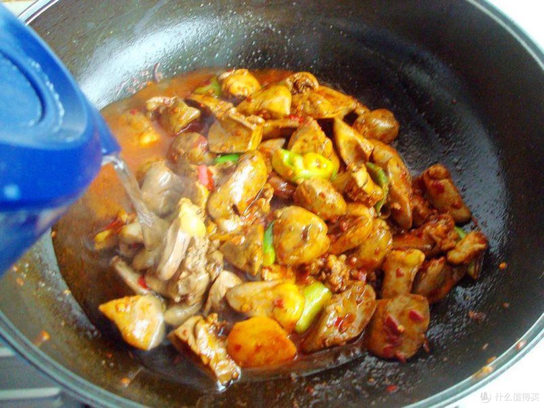 鸡杂和土豆一锅出来，土豆软糯，鸡杂劲道，真是开胃又下饭