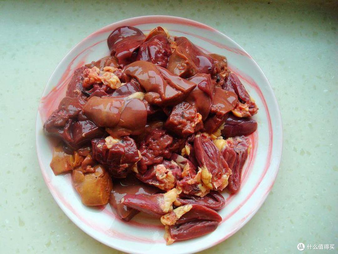 鸡杂和土豆一锅出来，土豆软糯，鸡杂劲道，真是开胃又下饭