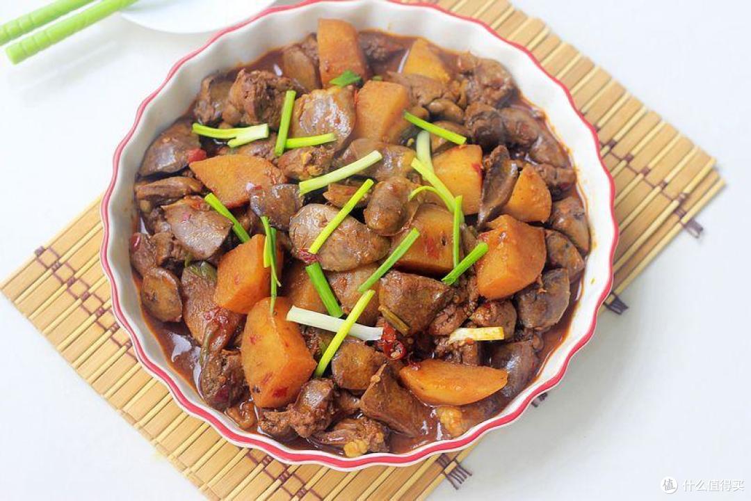 鸡杂和土豆一锅出来，土豆软糯，鸡杂劲道，真是开胃又下饭