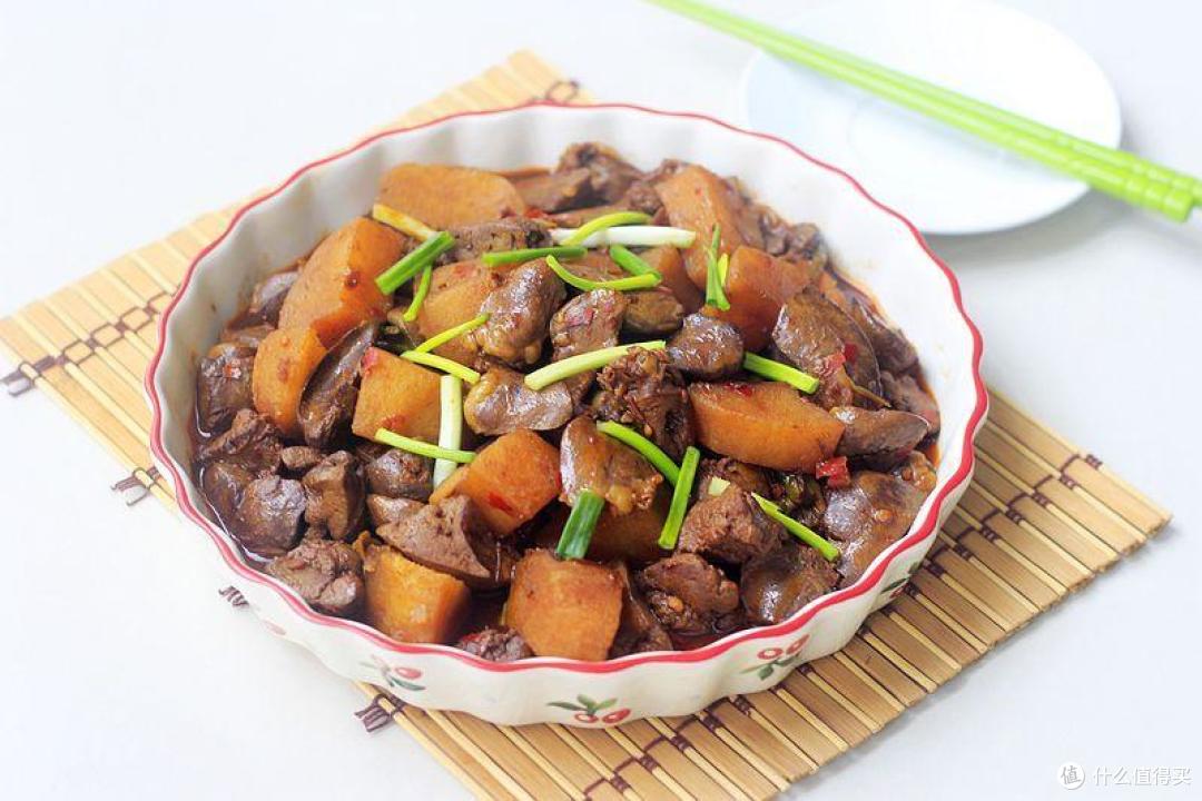 鸡杂和土豆一锅出来，土豆软糯，鸡杂劲道，真是开胃又下饭