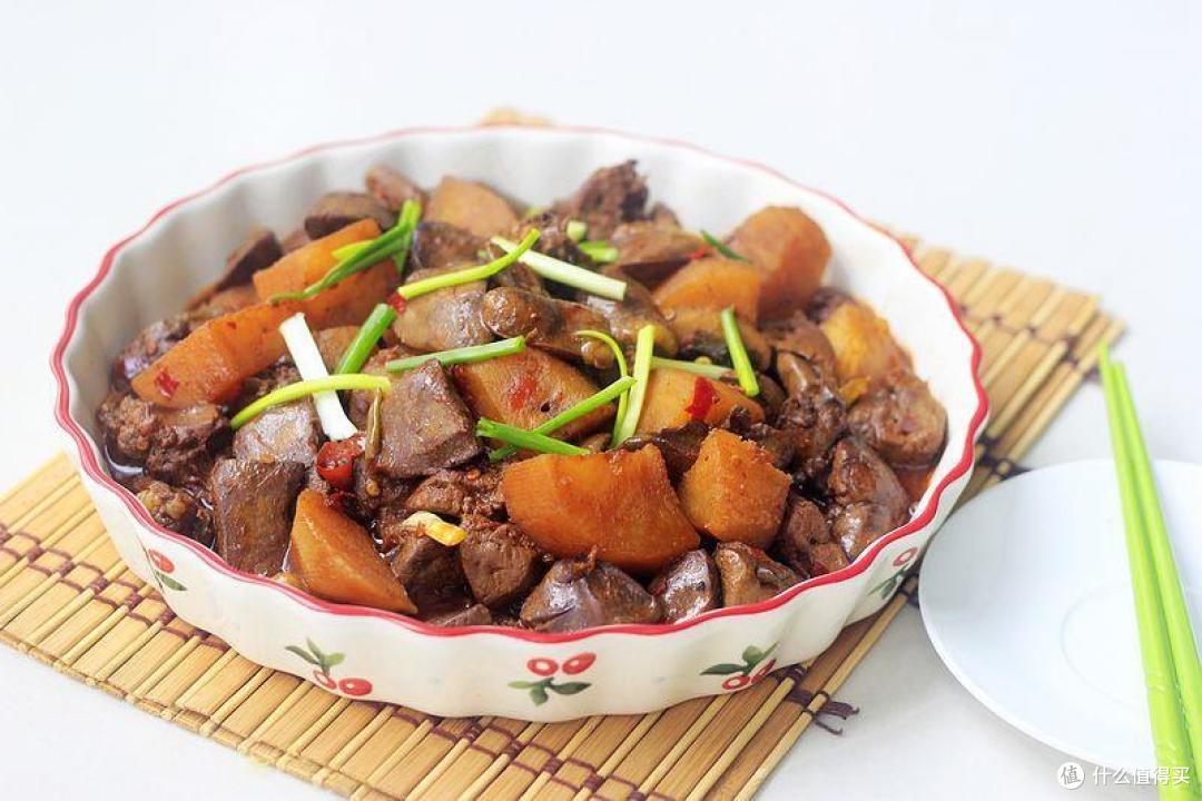 鸡杂和土豆一锅出来，土豆软糯，鸡杂劲道，真是开胃又下饭