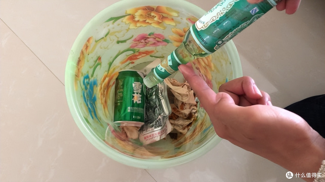 晚上睡觉前,把花露水涂抹在脚底,效果太神奇了,解决很多困扰