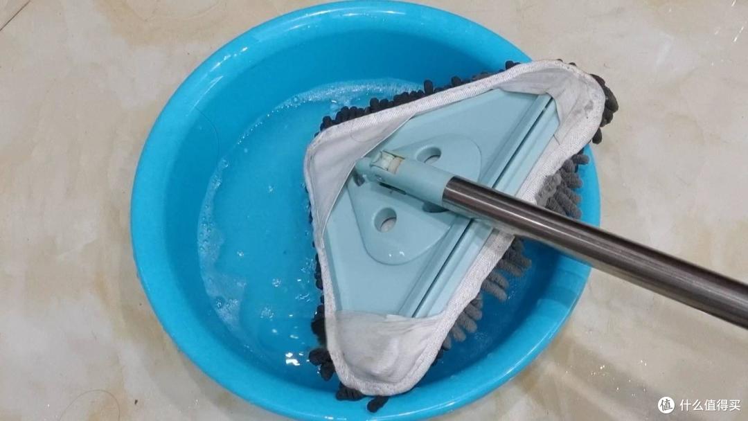 晚上睡觉前,把花露水涂抹在脚底,效果太神奇了,解决很多困扰