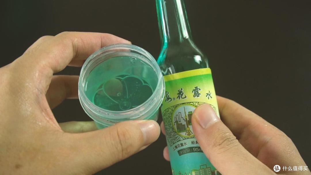 晚上睡觉前,把花露水涂抹在脚底,效果太神奇了,解决很多困扰