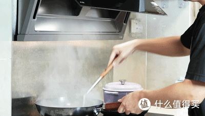 长期爆炒易患肺癌?如何解决厨房油烟?美的无烟感2.0烟机评测