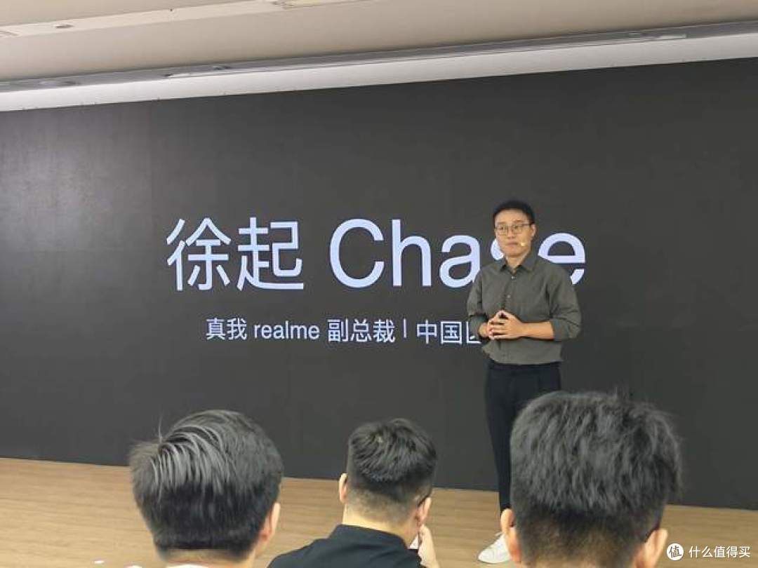 320W秒充引领行业新标准,真我超光速快充震撼来袭