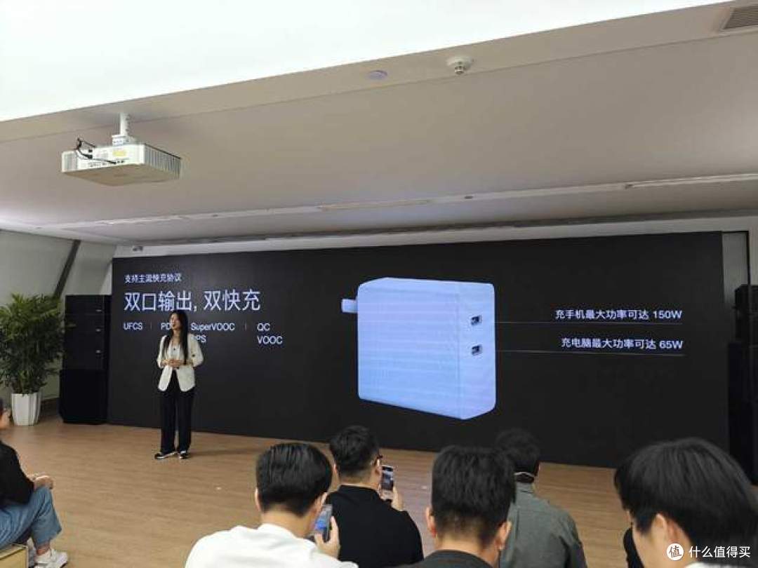 320W秒充引领行业新标准,真我超光速快充震撼来袭
