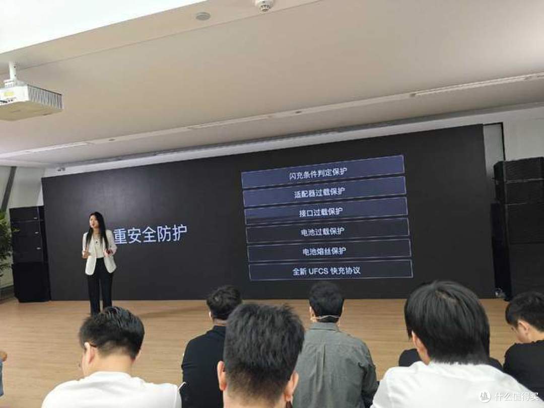320W秒充引领行业新标准,真我超光速快充震撼来袭