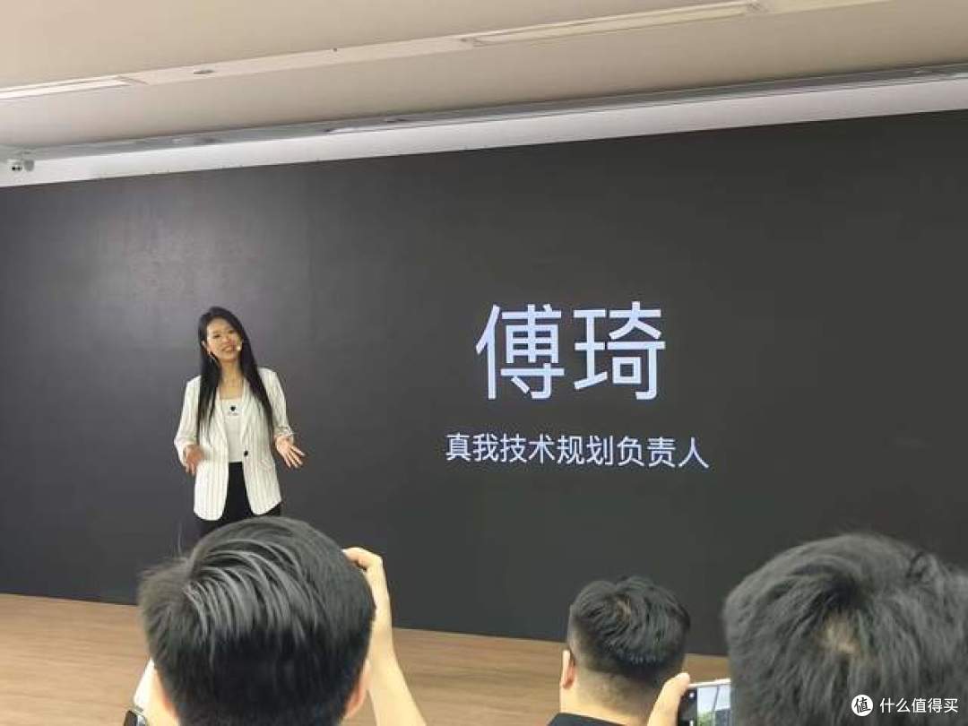 320W秒充引领行业新标准,真我超光速快充震撼来袭