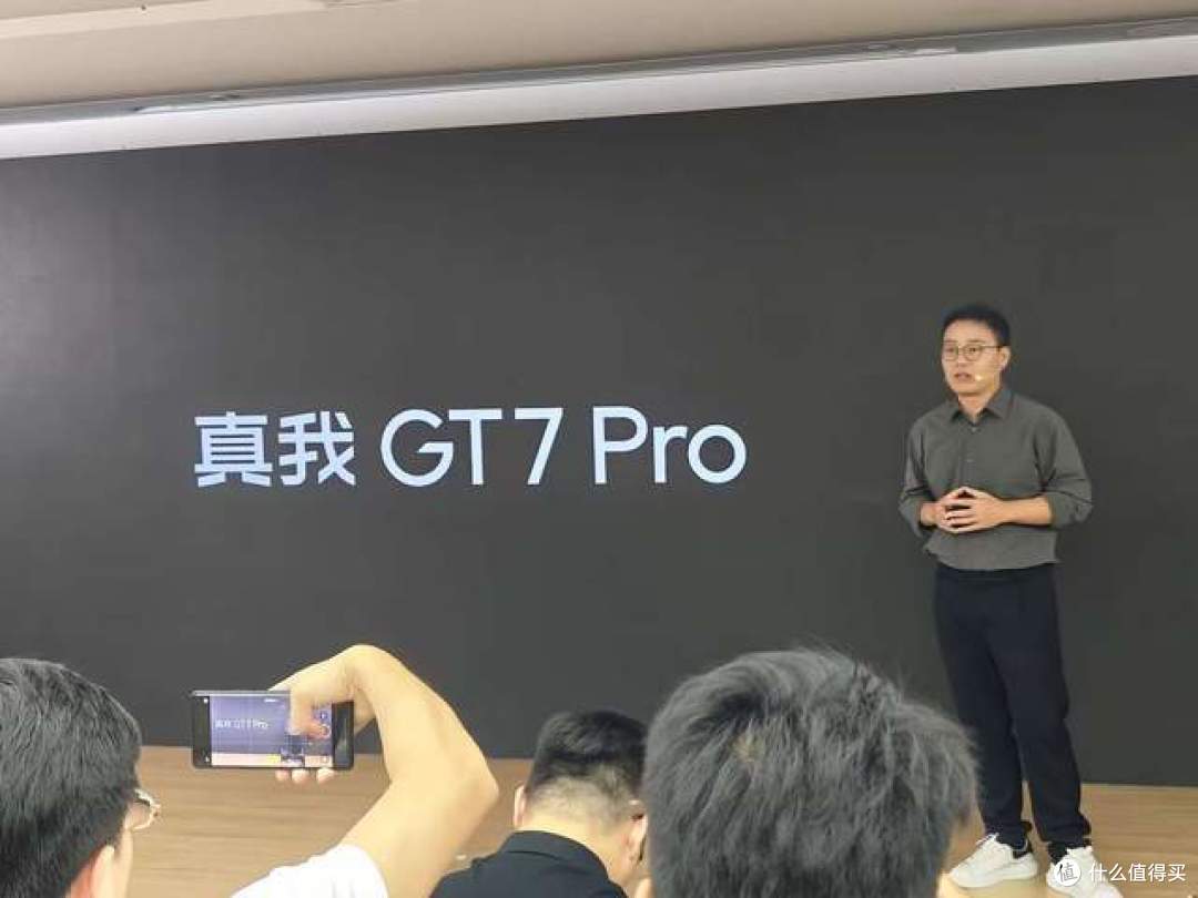 320W秒充引领行业新标准,真我超光速快充震撼来袭