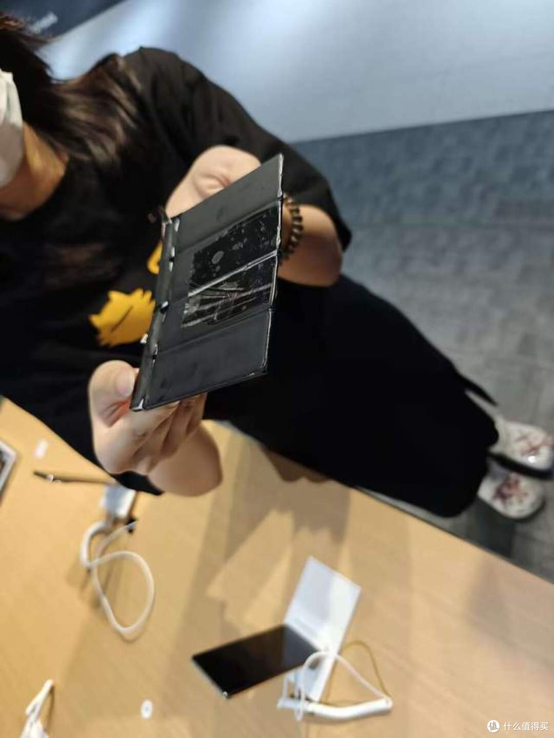 320W秒充引领行业新标准,真我超光速快充震撼来袭