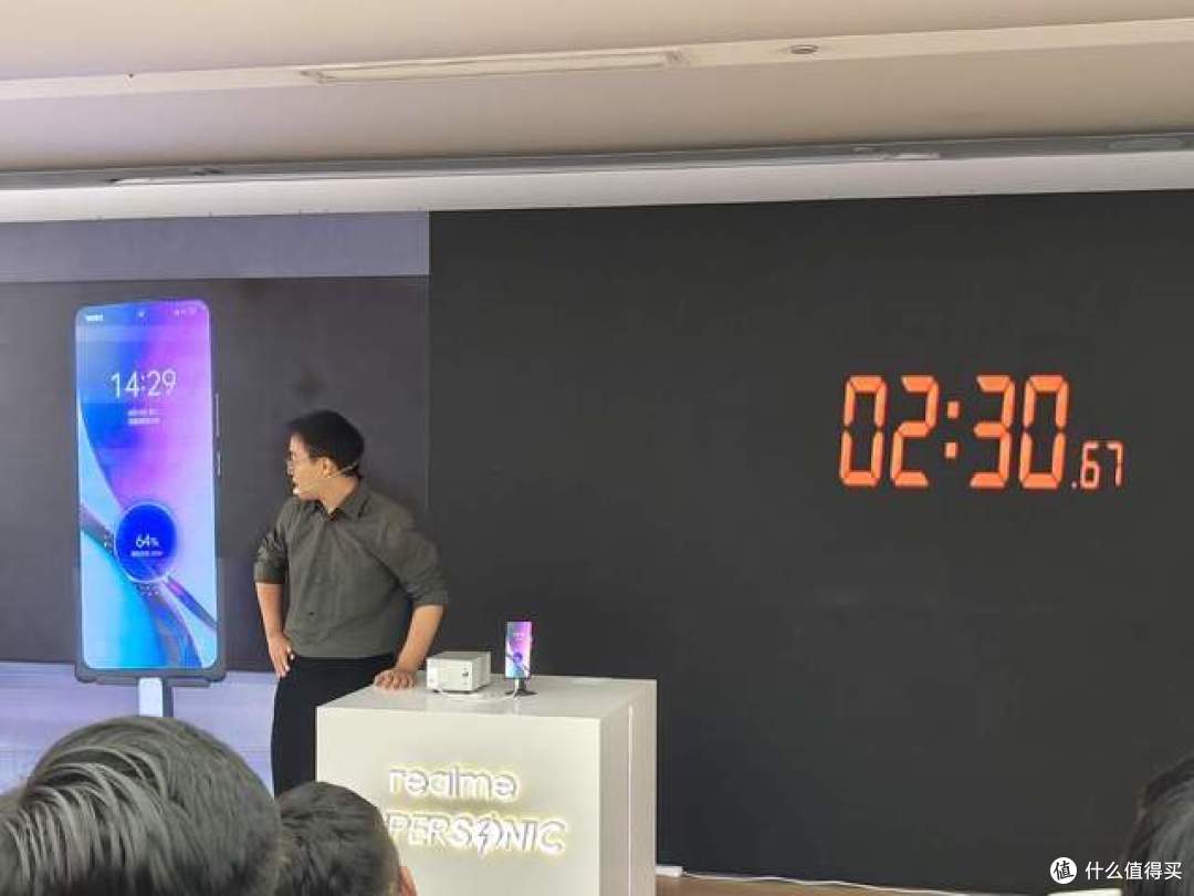 320W秒充引领行业新标准,真我超光速快充震撼来袭