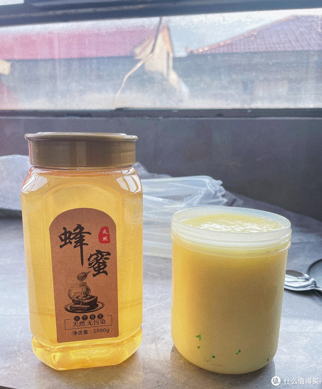 这是槐花蜜和蜂王浆，我的饮用比例是两勺蜂蜜一勺蜂王浆   蜂王浆需要冷冻储存哦