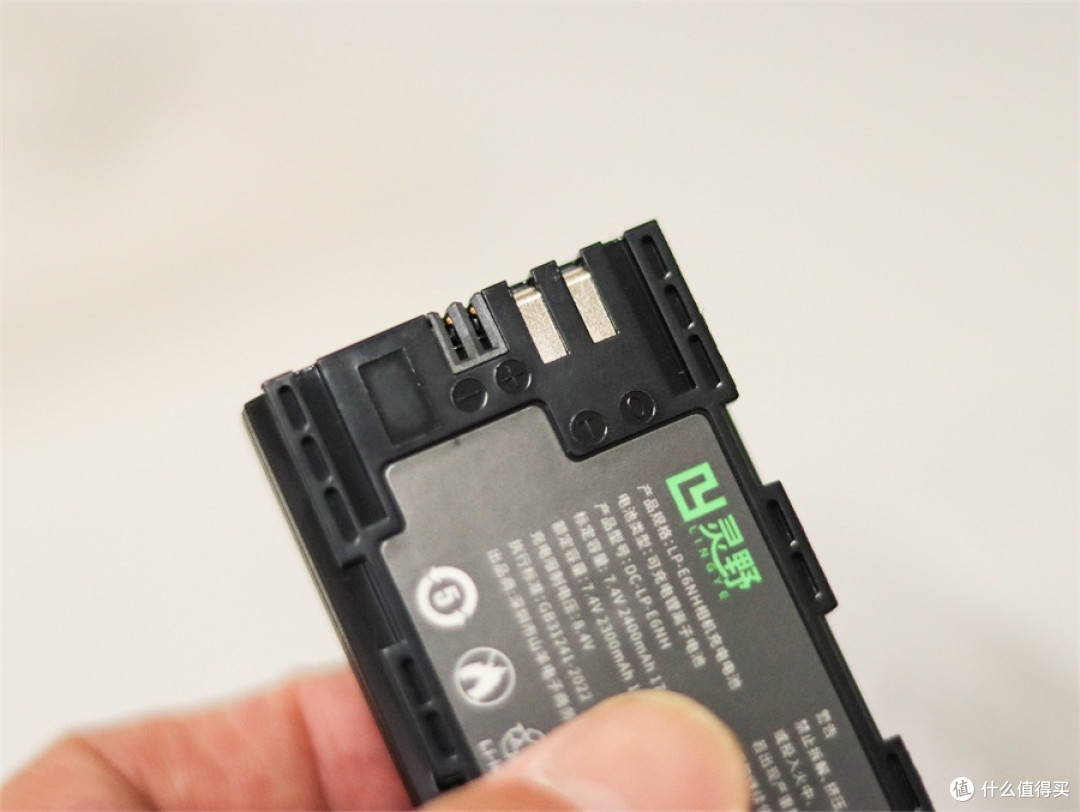 强得可怕,208元,2400mAh,7.4V ,适用于佳能90D的灵野 LP-E6NH 电池凭什么能干掉原装电池