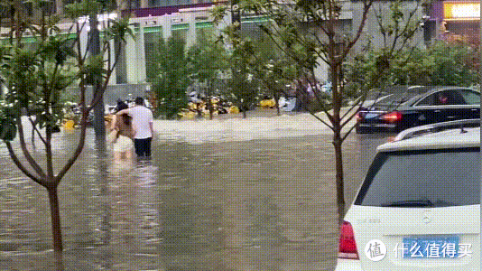 小米SU7水中驰骋，翼子板成排水孔